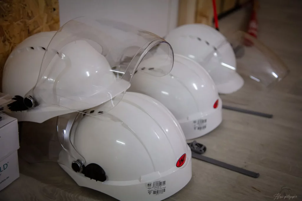 Casques blanc de chantier pour la protection de notre Centre de bien-être avec salle pour tout casser, près de Dieppe. 