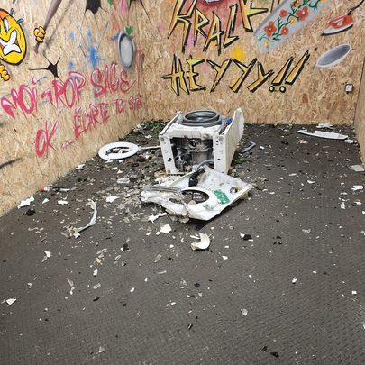 Notre défoul room avec des mur en bois et des grafitis dessus. C'est le bazar car une machine à laver à été détruite il y'a pleins de morceaux partout de notre Centre de bien-être avec salle pour tout casser près de Dieppe