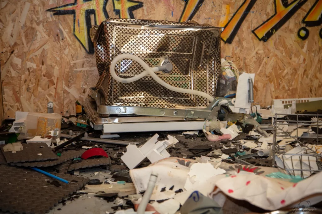 Machine à laver détruite avec pleins de débris dans notre Défoul'room dans notre Centre de bien-être avec salle pour tout casser, près de Dieppe. 