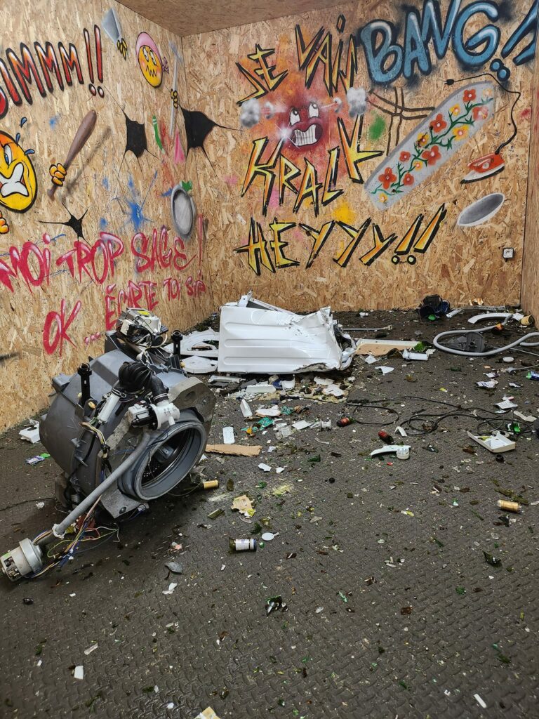 Notre salle Défoul'room avec une machine à laver détruite et des débris partout dans notre Centre de bien-être avec salle pour tout casser, près de Dieppe. 