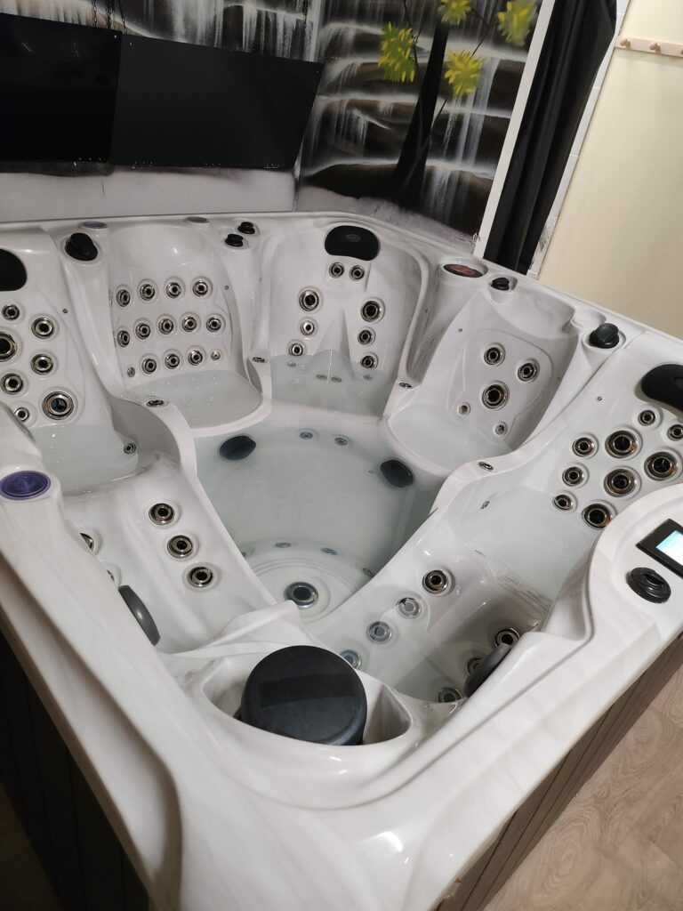 Notre jacuzzi vide après nettoyage - Sauna et jacuzzi près de Dieppe.